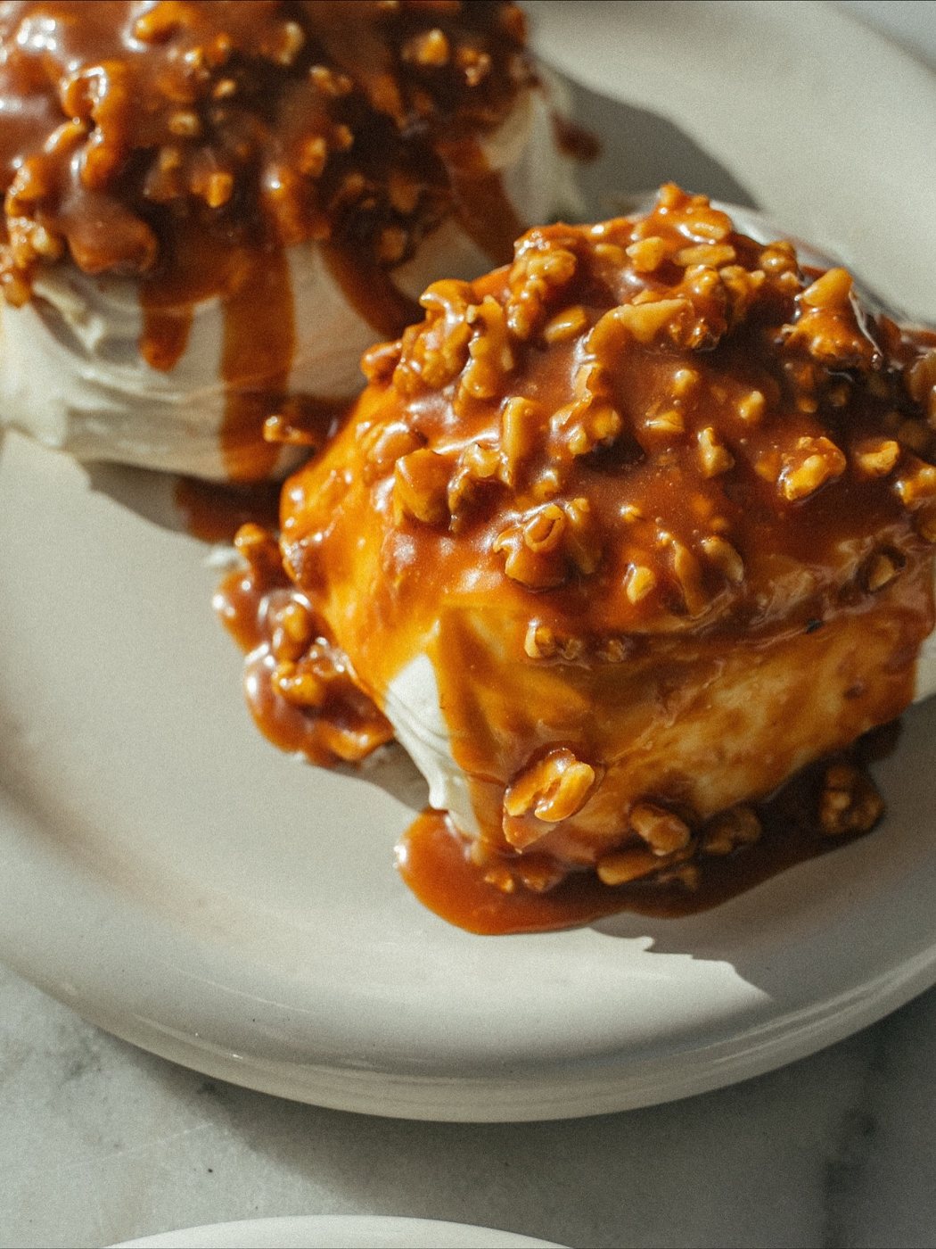 Cinnamon roll do Alex coberto de caramelo e nozes